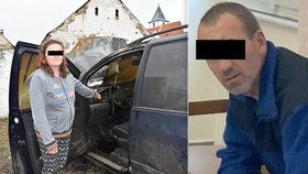 Paní Jitka u ohořelého auta, kterým vozila do školy a k lékaři postiženého syna. Jejímu bývalému manželovi policisté žhářský útok neprokázali.