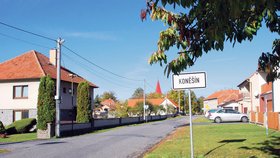 Strach vyprázdnil vesnici: Někdo z obyvatel Koněšína je vrah! 