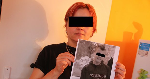 Marie (45) vyvěsila před pěti lety plakáty se synovou fotografií, oslovila i šamanku. Policie nyní zatkala možné vrahy mladíka (†22).