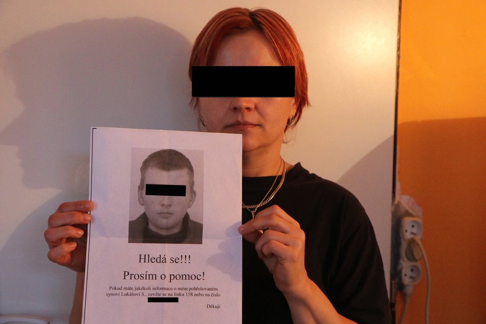 Marie (45) vyvěsila před pěti lety plakáty se synovou fotografií, oslovila i šamanku. Policie nyní zatkala možné vrahy mladíka (†22).