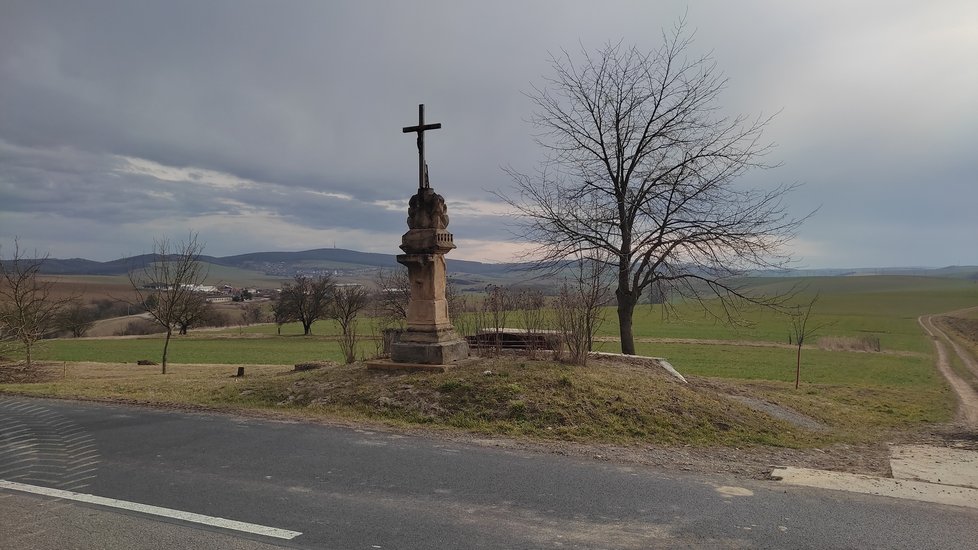 Odpočinkové místo mezi Lovčicemi a Ždánicemi u křížku, které vybudoval na památku své lásky Václav († 56).