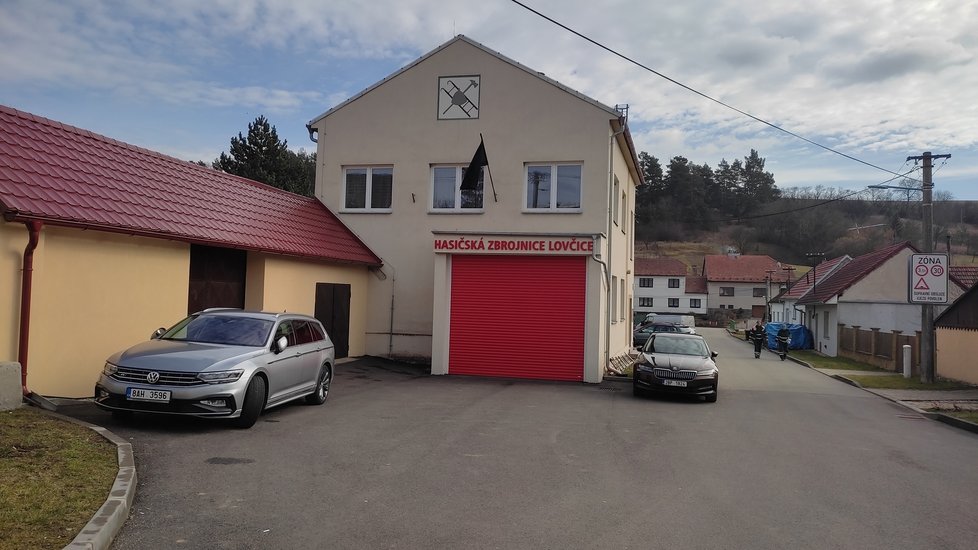 Černá vlajka na hasičské zbrojnici v Lovničích. Zavražděný Jan (†29) byl členem hasičského sboru.