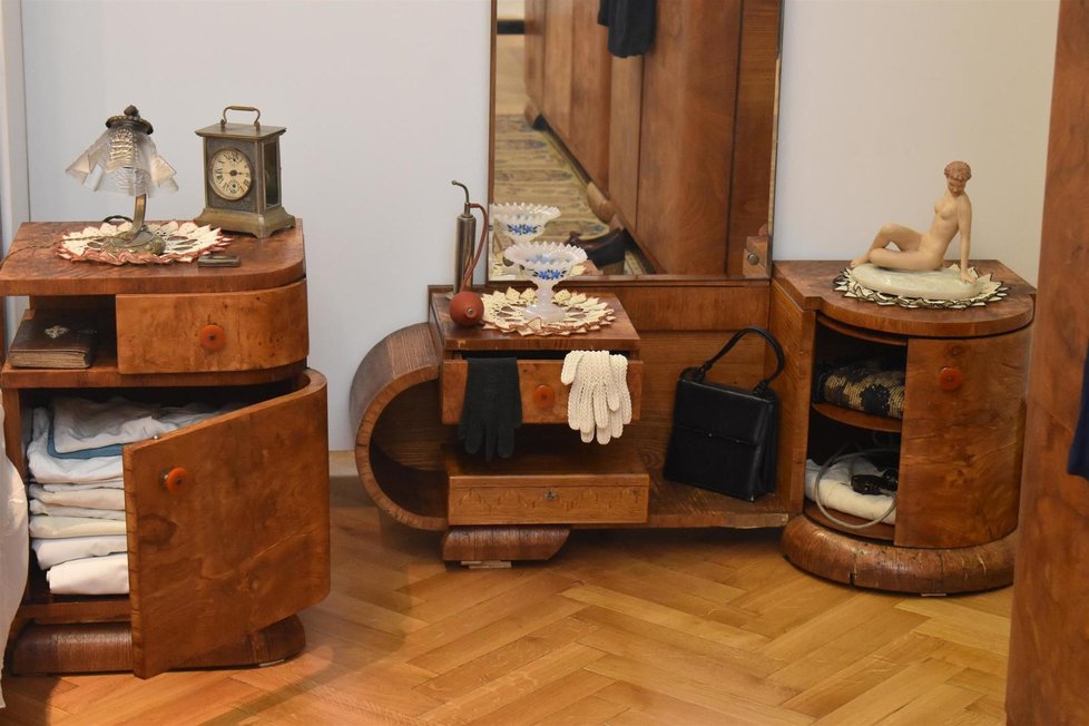 Stolečky jsou součástí luxusní kolekce, kterou si továrník objednal v Praze.