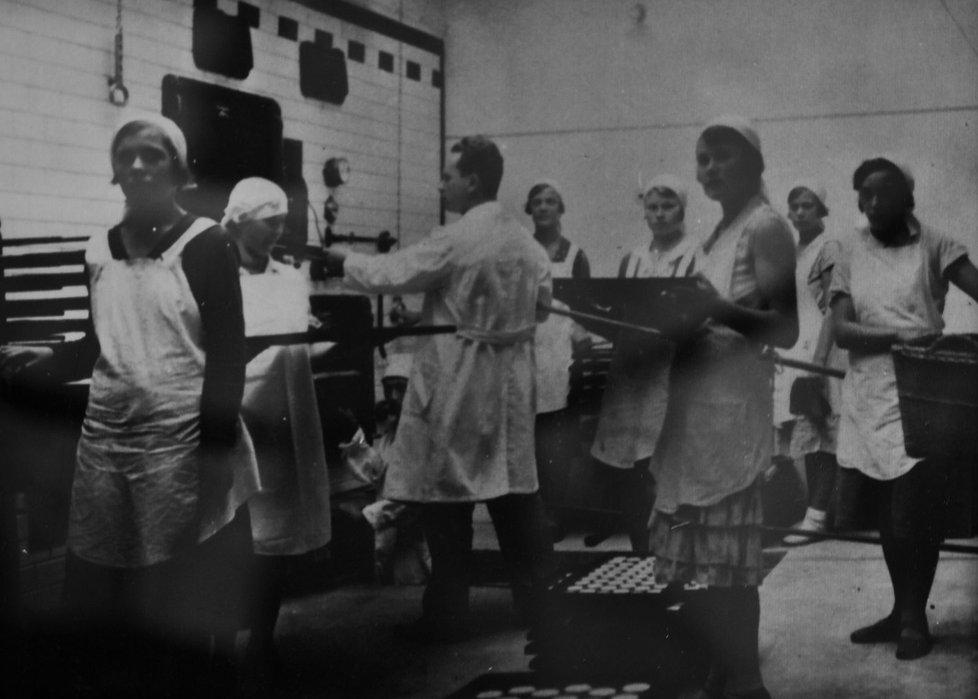 Karel Kraus (uprostřed) v době, kdy jeho továrna na piškoty vzkvétala (cca 1930).