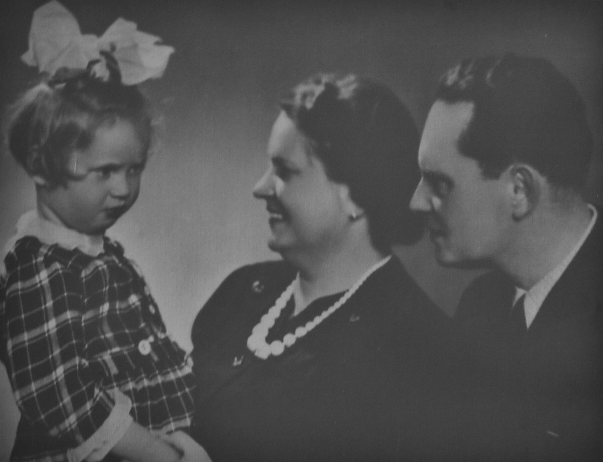 Karel Kraus, jeho žena Rosa arel Kraus, jeho žena Rosa a dcerka Renatka (zprava). dcerka Renatka (zprava). Snímek je z roku 1944. nímek je z roku 1944.