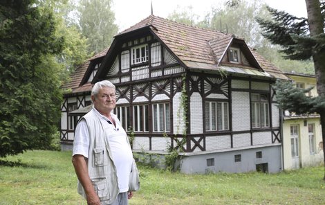 Bývalý kriminalista Josef Vitman ukazuje dům, kde blondýnka v lázních bydlela.