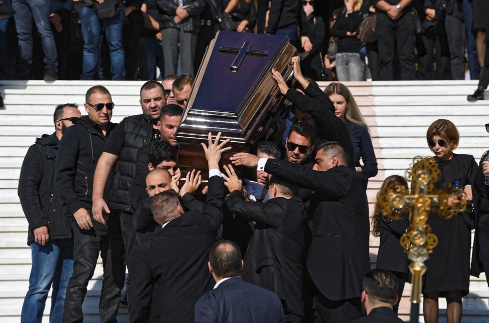 Smuteční hosté na pohřbu bývalého mafiánského bosse