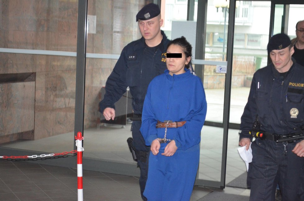 Marta, když ji zatkla policie a vedla před vazebního soudce.