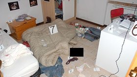 Pokoj, ve kterém byla zavražděna Meredith Kercher. Podle policie vrah tělo své oběti přikryl dekou (7)