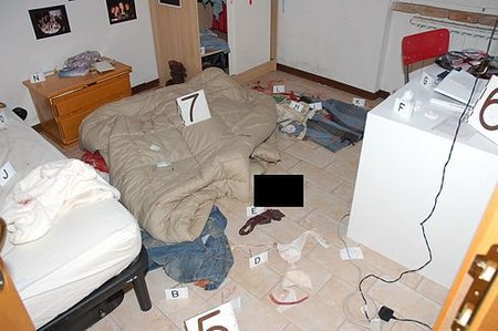 Pokoj, ve kterém byla zavražděna Meredith Kercher. Podle policie vrah tělo své oběti přikryl dekou (7)