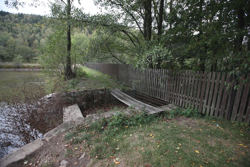 Tělo bylo nalezeno u náhonu, nedaleko domu a rybníka.