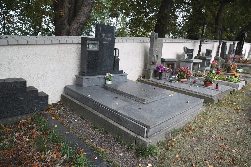 Holčička má hrob na hřbitově v Hluboši.