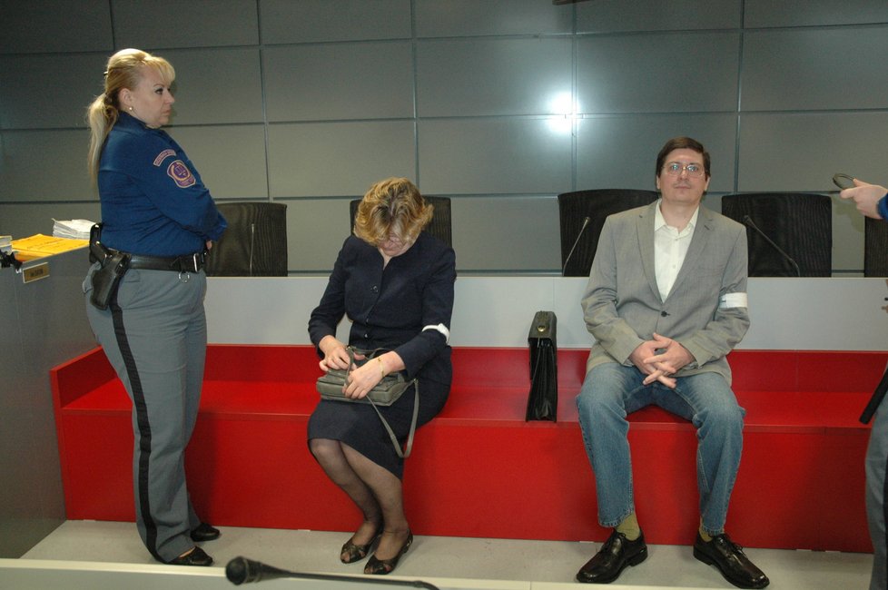 Pavel Nárožný se svou matkou Hanou u soudu.