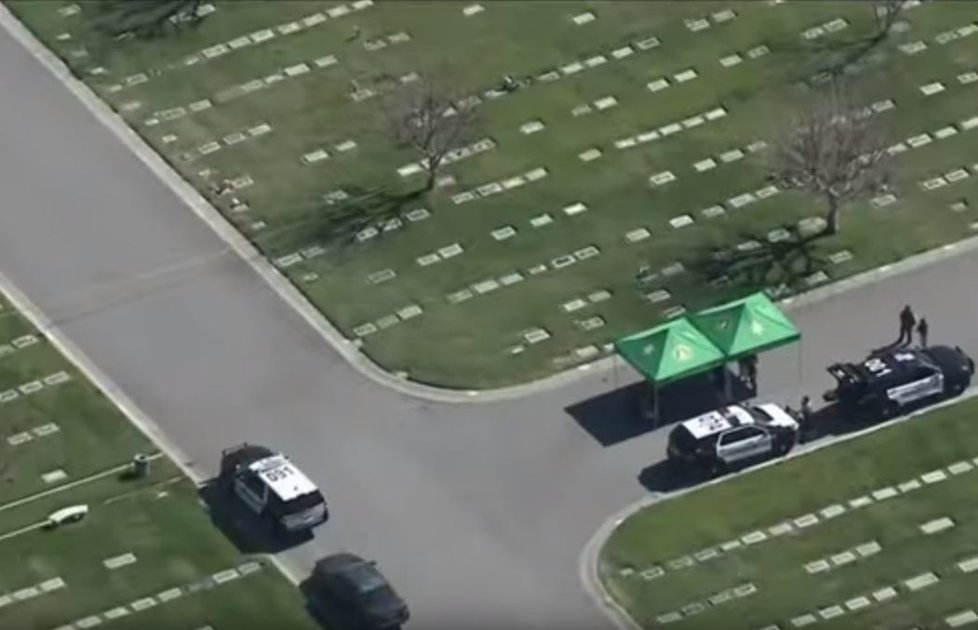 Tři těla byla nalezena na hřbitově v Kalifornském městě Perris Valley.