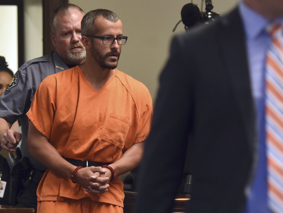 Ve čtvrtek byl k soudu přiveden v poutech Christopher Watts (33).