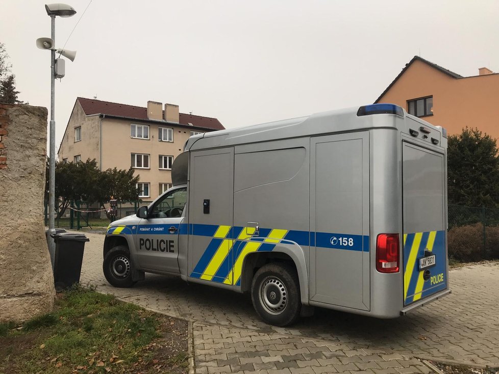 Policie vyšetřuje násilný trestný čin v Nové Vsi v okrese Praha-východ.