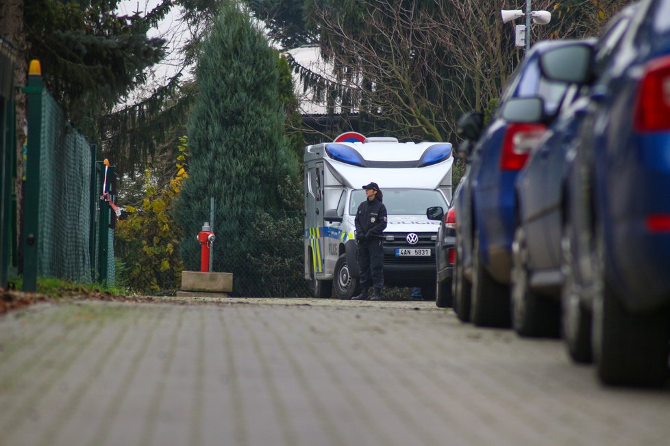 Ulice, kde došlo k vraždě, byla plná policistů.