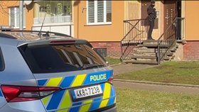 Vražda na Sokolovsku: Policisté před domem v Novém Sedle na Sokolovsku, kde se odehrála letošní první vražda v Karlovarském kraji.