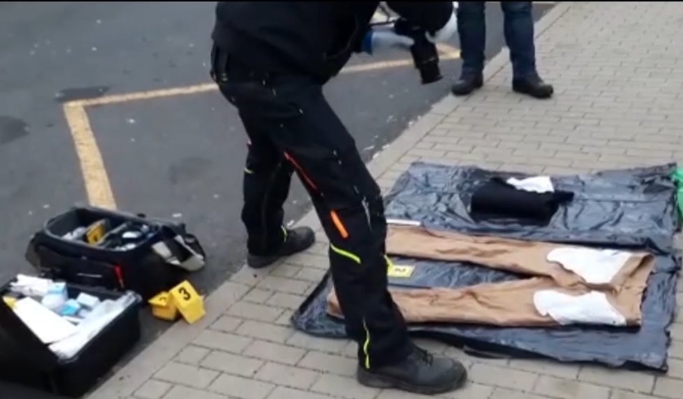 Vražda na Sokolovsku: Policisté vylovili z odpadu oblečení, kterého se pachatel zbavil.