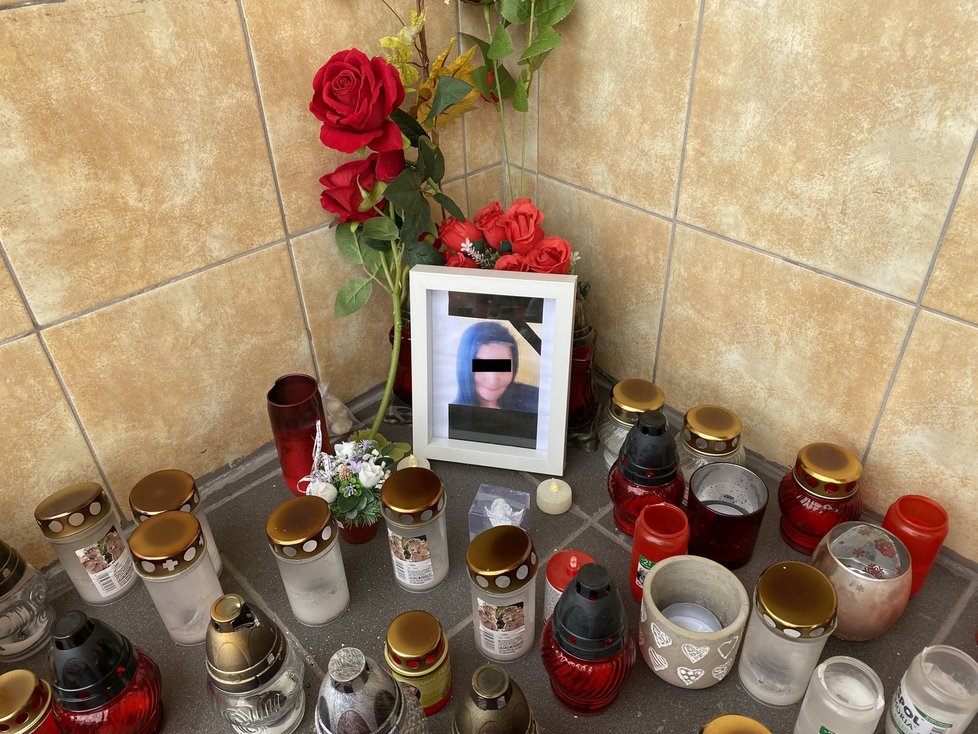 Vražda na Sokolovsku: U vchodu domu, kde byla Lucie zavražděna, vzniklo vzpomínkové místo.
