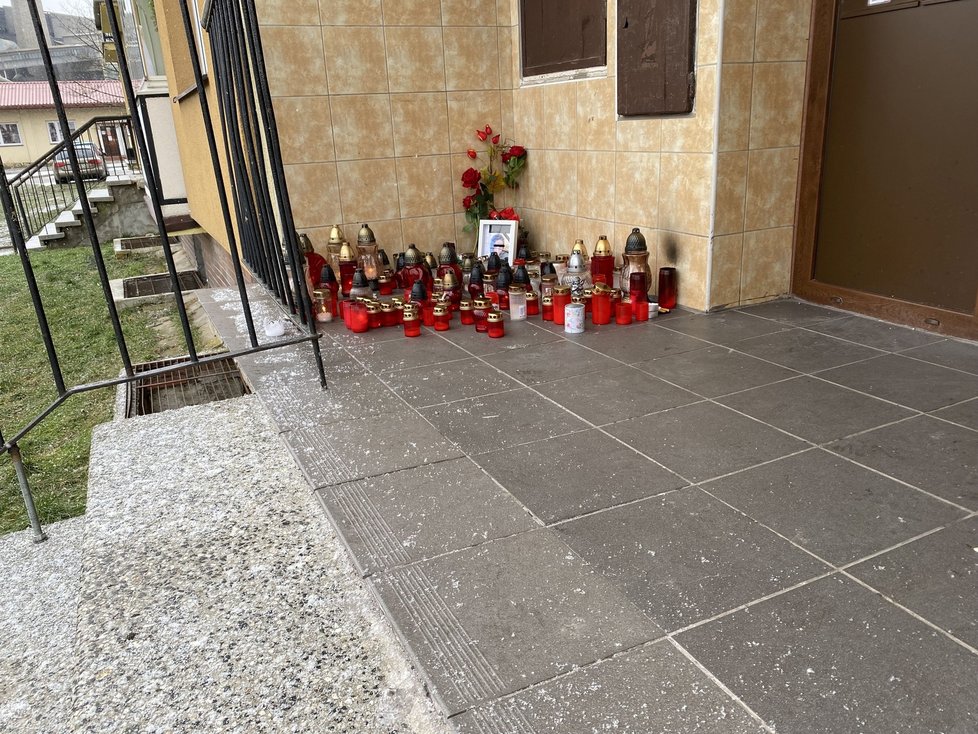 Vražda na Sokolovsku: U vchodu domu, kde byla Lucie zavražděna, vzniklo vzpomínkové místo.