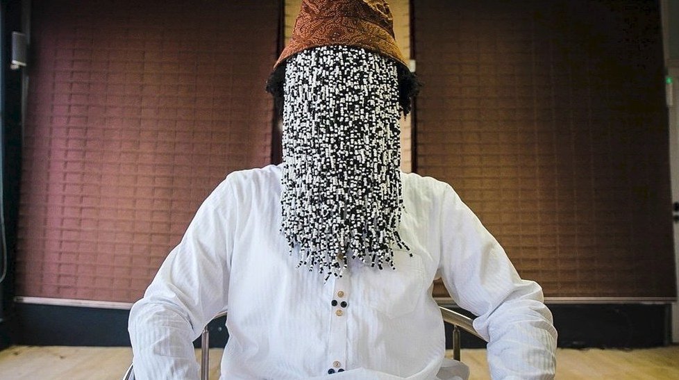 Anas Aremeyaw Anas a jeho tým investigativních novinářů, mezi které patřil i zavražděný Ahmed Hussein-Suale, proslul tím, že své tváře skrývají za korálkové závoje.