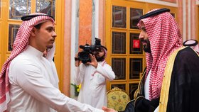 Saláh Chášukdží, syn zavražděného novináře Džamála Chášukdžího, se saúdským korunním princem Mohamadem bin Salmánem.
