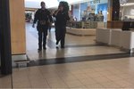 Žena kradla v obchodním centru, odvedli si ji policisté. Ilustrační foto.