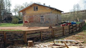 Tento domek rodinný klan na přelomu letošního roku prodal. Polovinu pozemku, kde byla ukrytá mrtvola a stály maringotky, si nechal. 