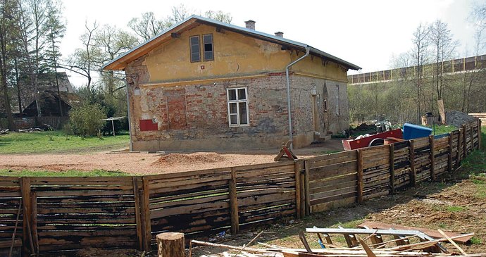 Tento domek rodinný klan na přelomu letošního roku prodal. Polovinu pozemku, kde byla ukrytá mrtvola a stály maringotky, si nechal.