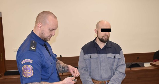 Tomáš M. (34) u ostravského krajského soudu. V opilosti měl umlátit a zardousit svého známého (†61). Tomáš M. (34) u ostravského krajského soudu. V opilosti měl umlátit a zardousit svého známého (†61).