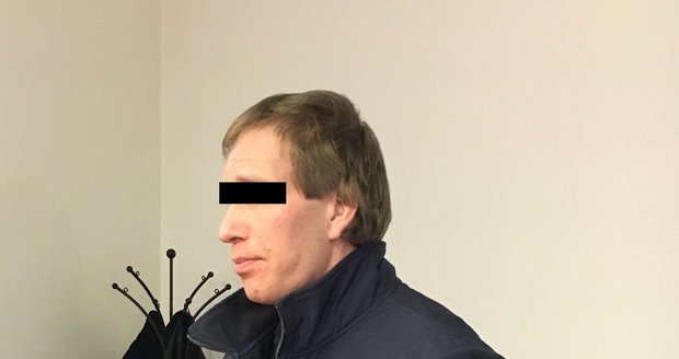 Ondřej R. (36), obžalovaný z vraždy svého otce, u Krajského soudu v Plzni