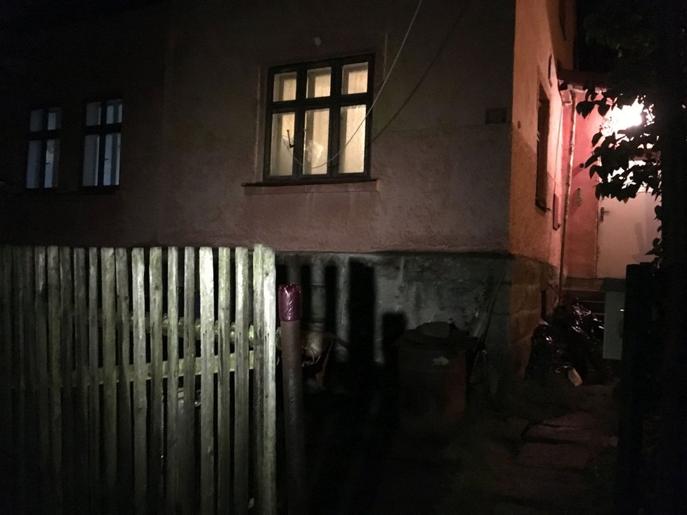 Dům v Nejdku, kde našli policisté mrtvého seniora (+71), měl ho zavraždit jeho syn Ondřej R. (36).