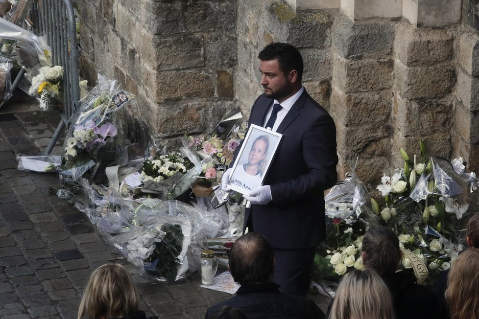 Stovky lidí se ve Francii naposledy loučily se zavražděnou dvanáctiletou Lolou.