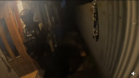 Snímek z policejního videa zatčení podezřelého Patrika v Sečovcích