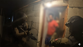 Snímek z policejního videa zatčení podezřelého Patrika v Sečovcích