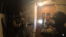 Snímek z policejního videa zatčení podezřelého Patrika v Sečovcích