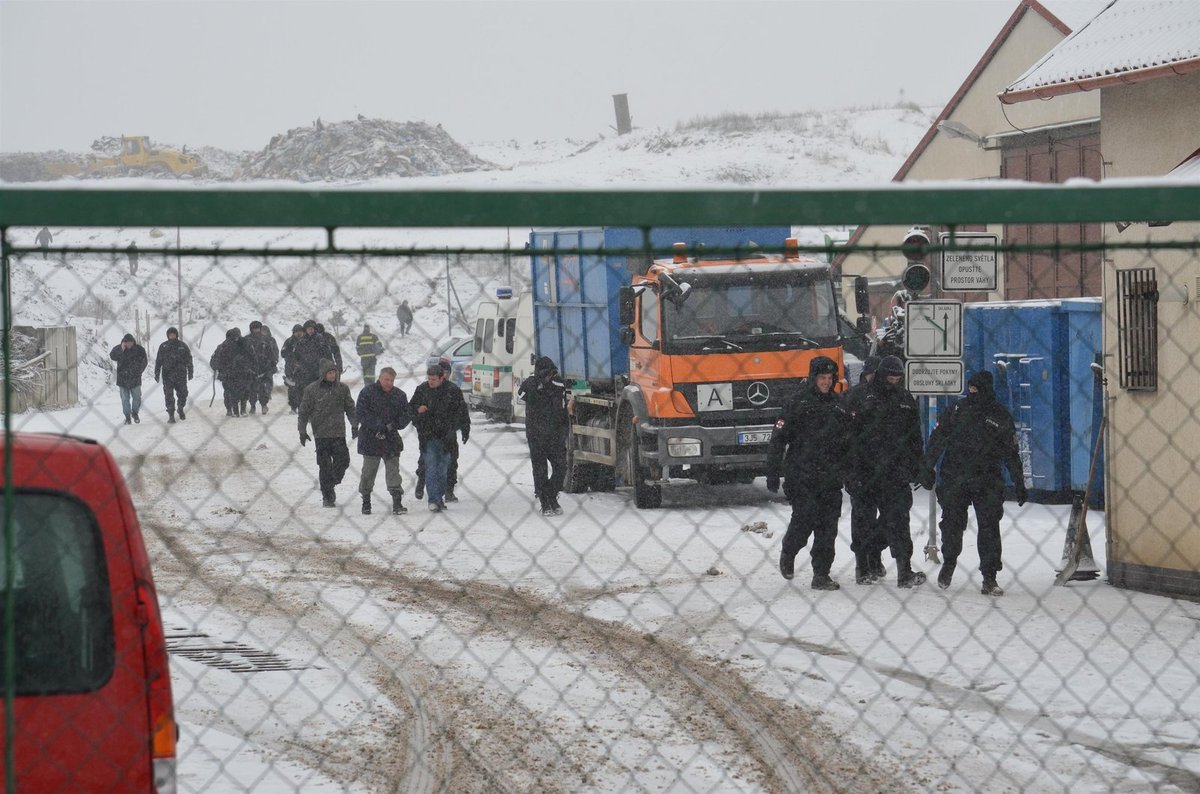 Policie musela prohrabat tuny odpadků, aby části těla Petry našli.