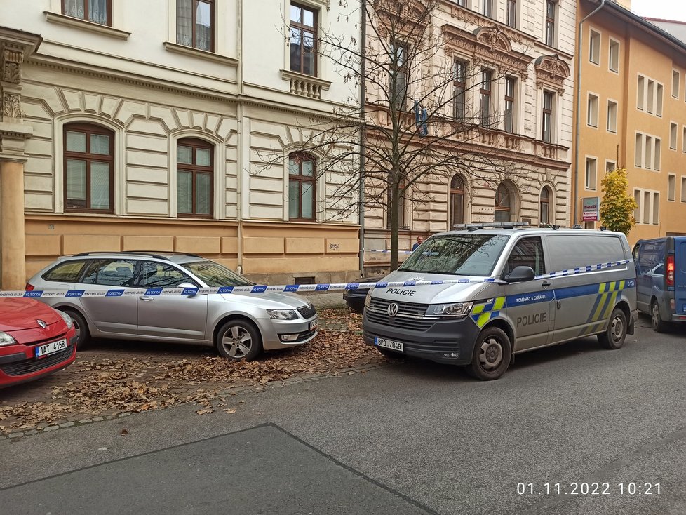 Policie na místě činu vraždy v Plzni v listopadu 2022