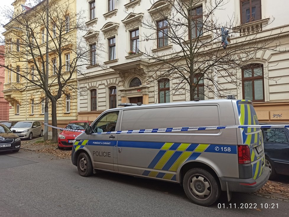 Policie na místě činu vraždy v Plzni v listopadu 2022