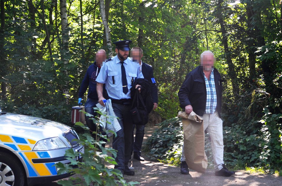 Policisté na místě brutální vraždy.