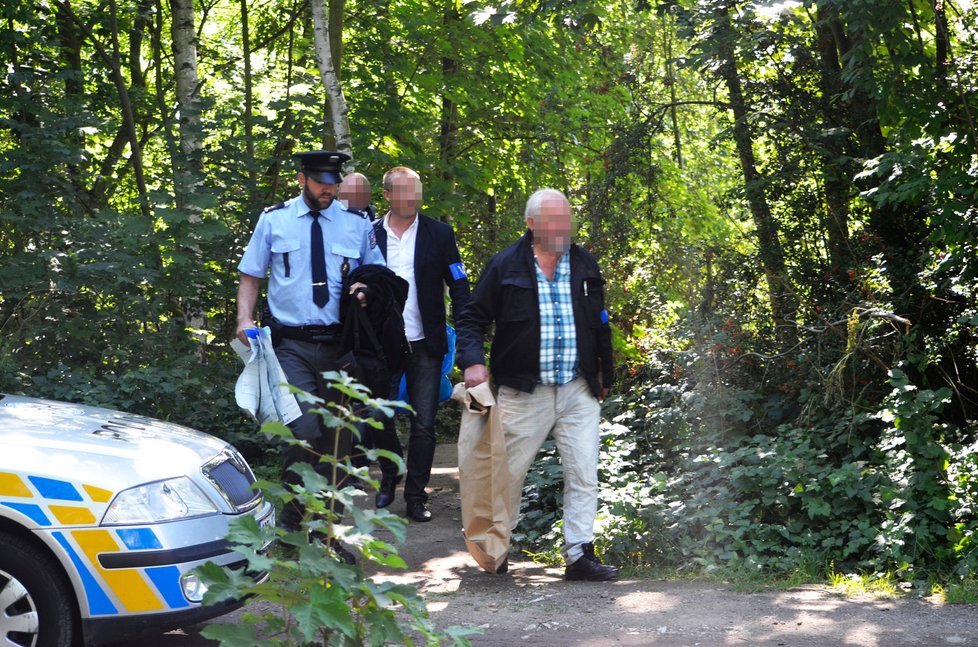 Policisté na místě brutální vraždy.