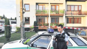 Policie zahradila přístup k domu páskou