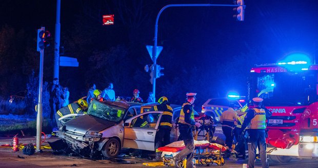 U Nového Boru se čelně střetla dvě auta: Řidička jednoho z nich zemřela