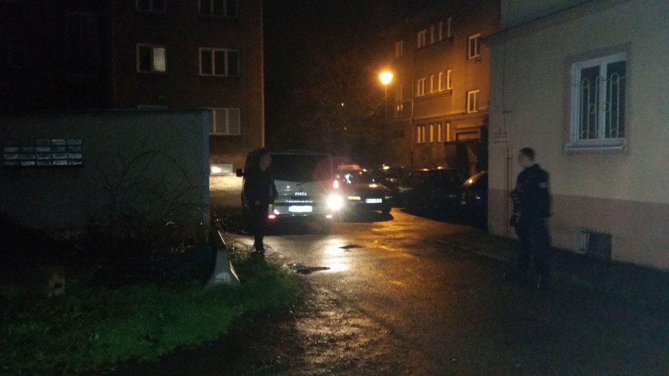 Policisté zajišťují stopy na ubytovně v Plzni, kde se stala vražda.