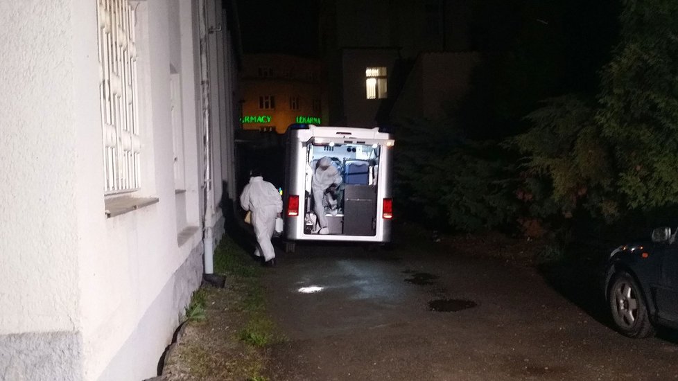 Policisté zajišťují stopy na ubytovně v Plzni, kde se stala vražda.