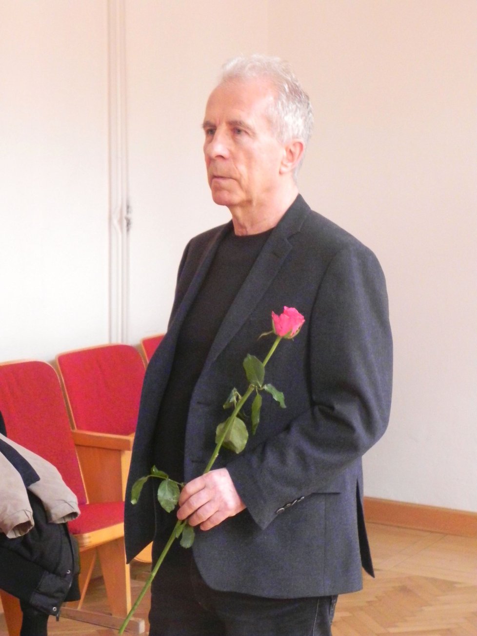 František Divoký (71) chtěl své obžalované ženě předat růži při MDŽ. Eskorta to nedovolila. Soud navíc zamítl návrh na propuštění jeho choti z vazby na kauci 5 milionů.