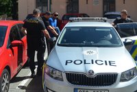 Opilecká hádka na ubytovně v Plzni: Cizinec pobodal spolubydlícího střepem z láhve