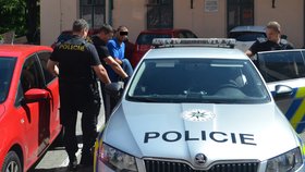 Z ubytovny policie v poutech a se šrámem na obličeji odvedla muže. Ve středu večer ho obvinila z vraždy.