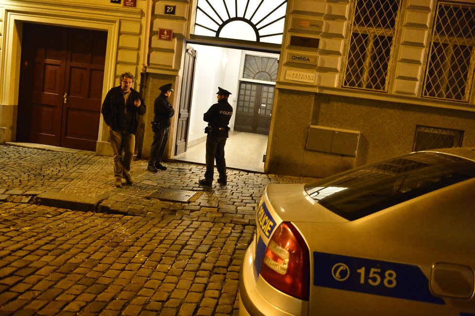 Policisté vyšetřují vraždu mladé ženy.